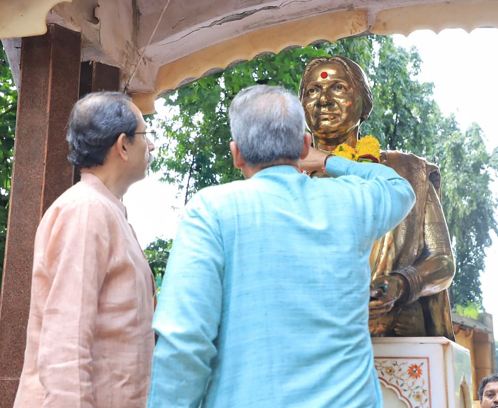 dadar after red paint throw on statue of meenatai thackeray at shivaji park 
