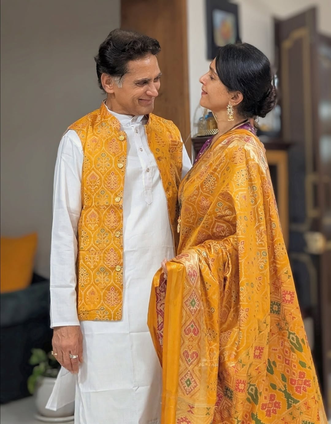 Avinash narkar and Aishwarya narkar couple traditional look photoshoot 