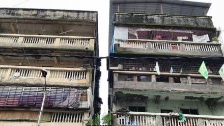 A building collapsed in Rehmat Nagar area of ​​Nalasopara East