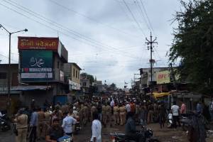 Ahilyanagar city Tension between two groups , stone pelting, road blockade, lathi-charge police action
