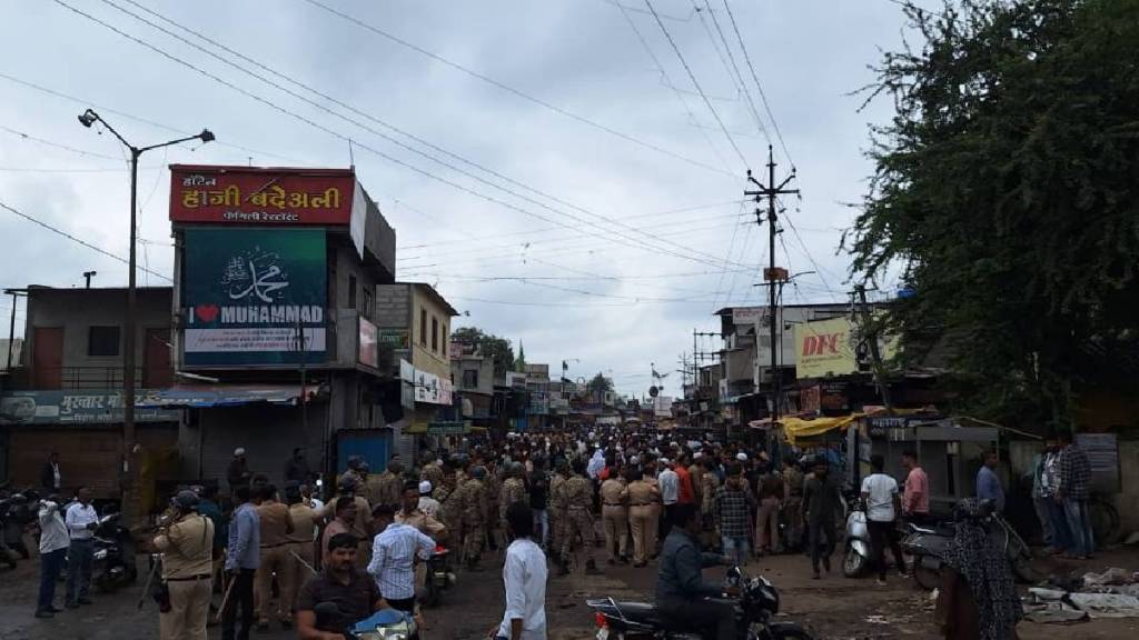 Ahilyanagar city Tension between two groups , stone pelting, road blockade, lathi-charge police action