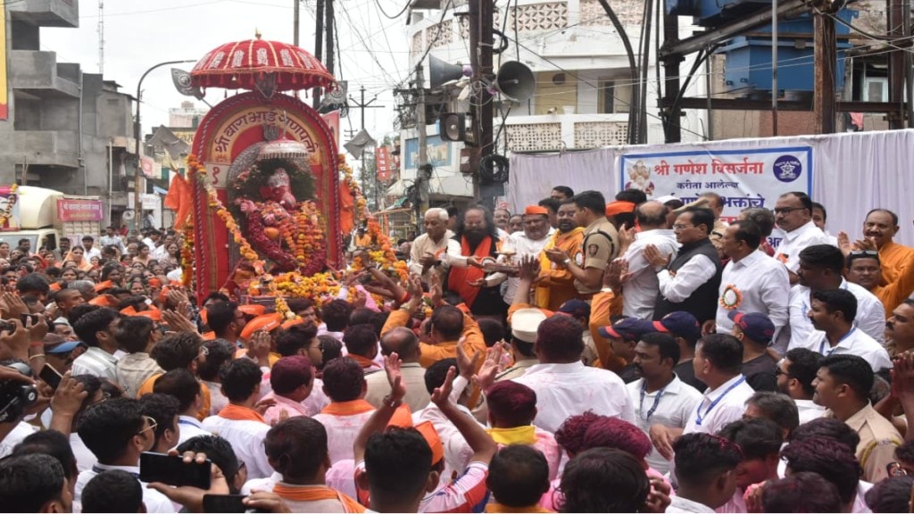 Akola Ganpati visarjan with traditional procession