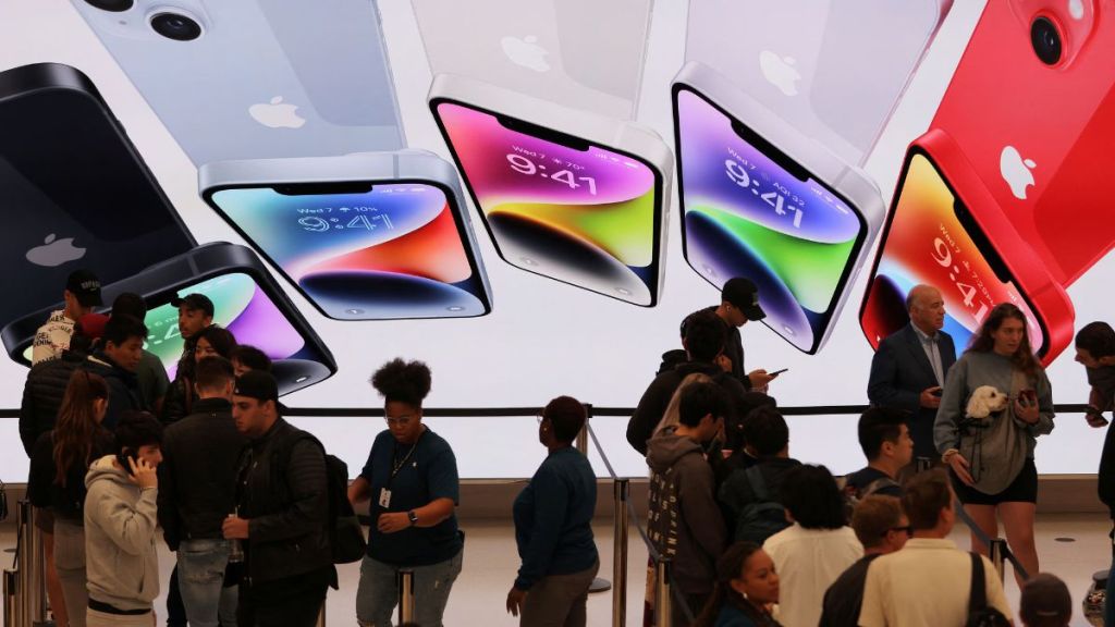 Apple Lost 5.34 Lakh Crore Market Value After Launching iPhone 17 series