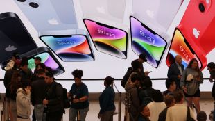 Apple Lost 5.34 Lakh Crore Market Value After Launching iPhone 17 series