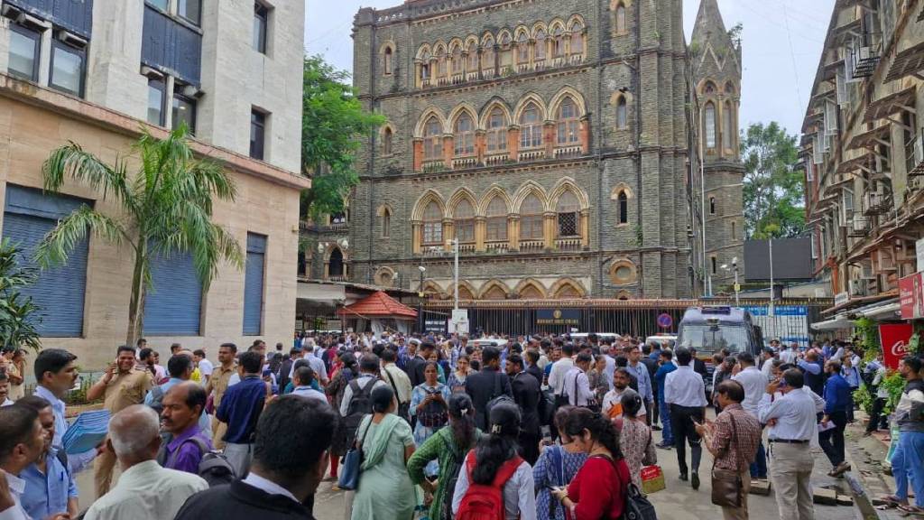 Security checks were carried out after a bomb threat was received at the Mumbai High Court.