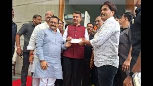 Street vegetable vendor's donation for flood victims