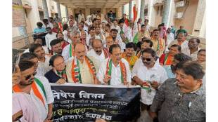 Congress staged a strong protest at the Divisional Referral Service Hospital in Amravati city