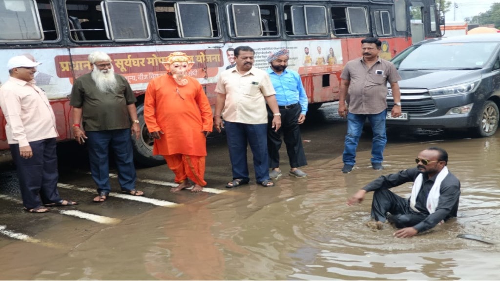 Devotees Protest Pothole Filled Visarjan Route in Dhule