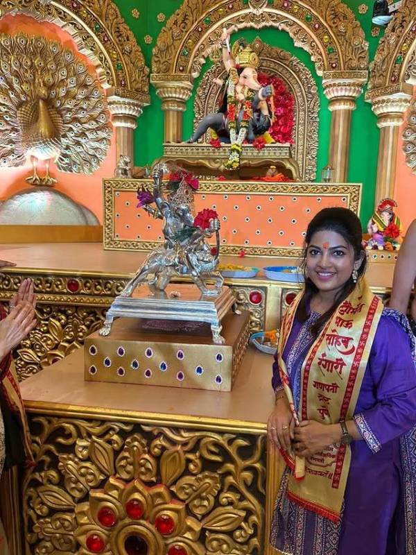 Dhanshri kadgaonkar manache ganpati darshan photos
