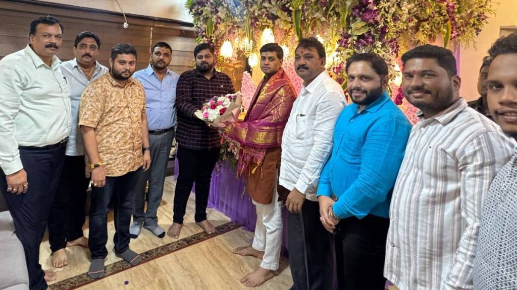 MP Dr. Shrikant Shinde visited the house of District Chief Dipesh Mhatre and had darshan of Ganesha