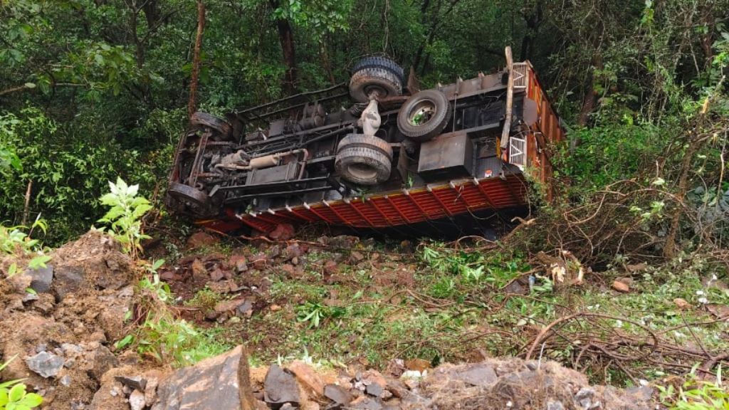 Eicher tempo accident Amboli Ghat after brake failure no casualties reported