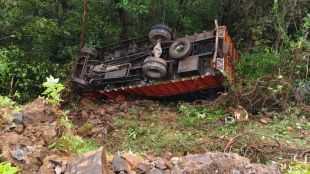 Eicher tempo accident Amboli Ghat after brake failure no casualties reported