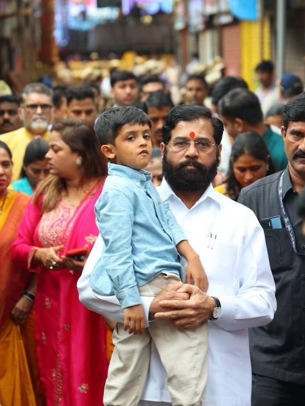 DCM Eknath shinde lalbaugcha raja darshan with family