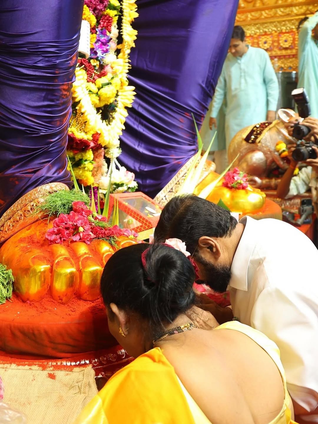 DCM Eknath shinde lalbaugcha raja darshan with family
