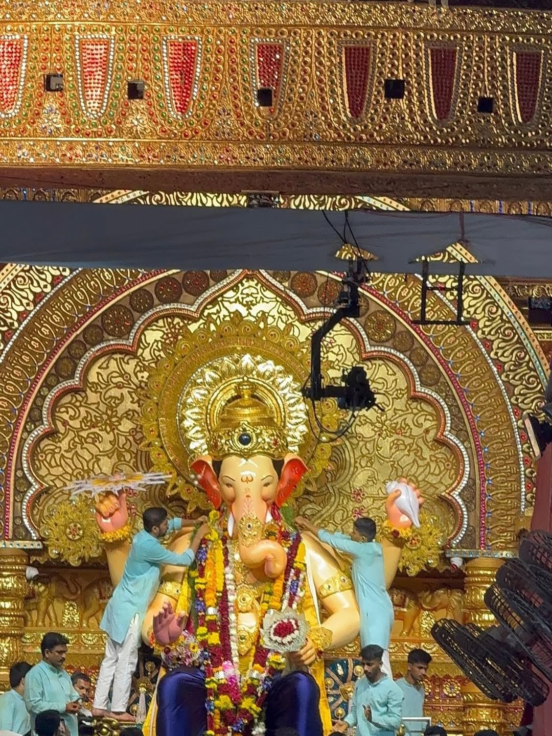 DCM Eknath shinde lalbaugcha raja darshan with family