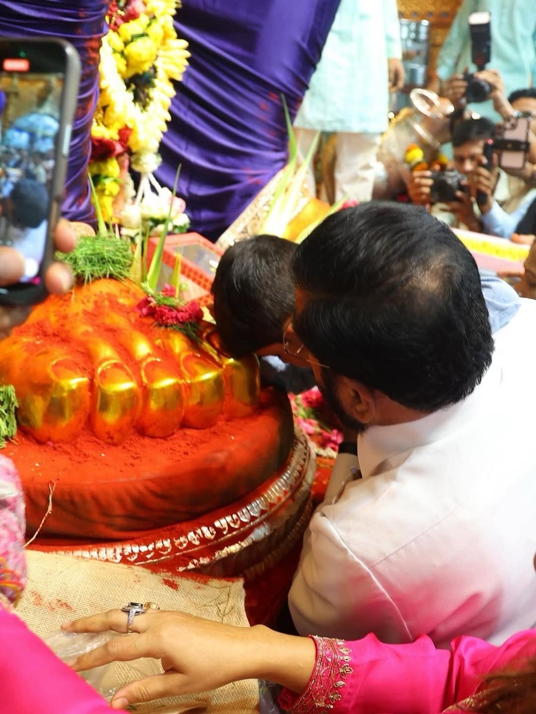 DCM Eknath shinde lalbaugcha raja darshan with family