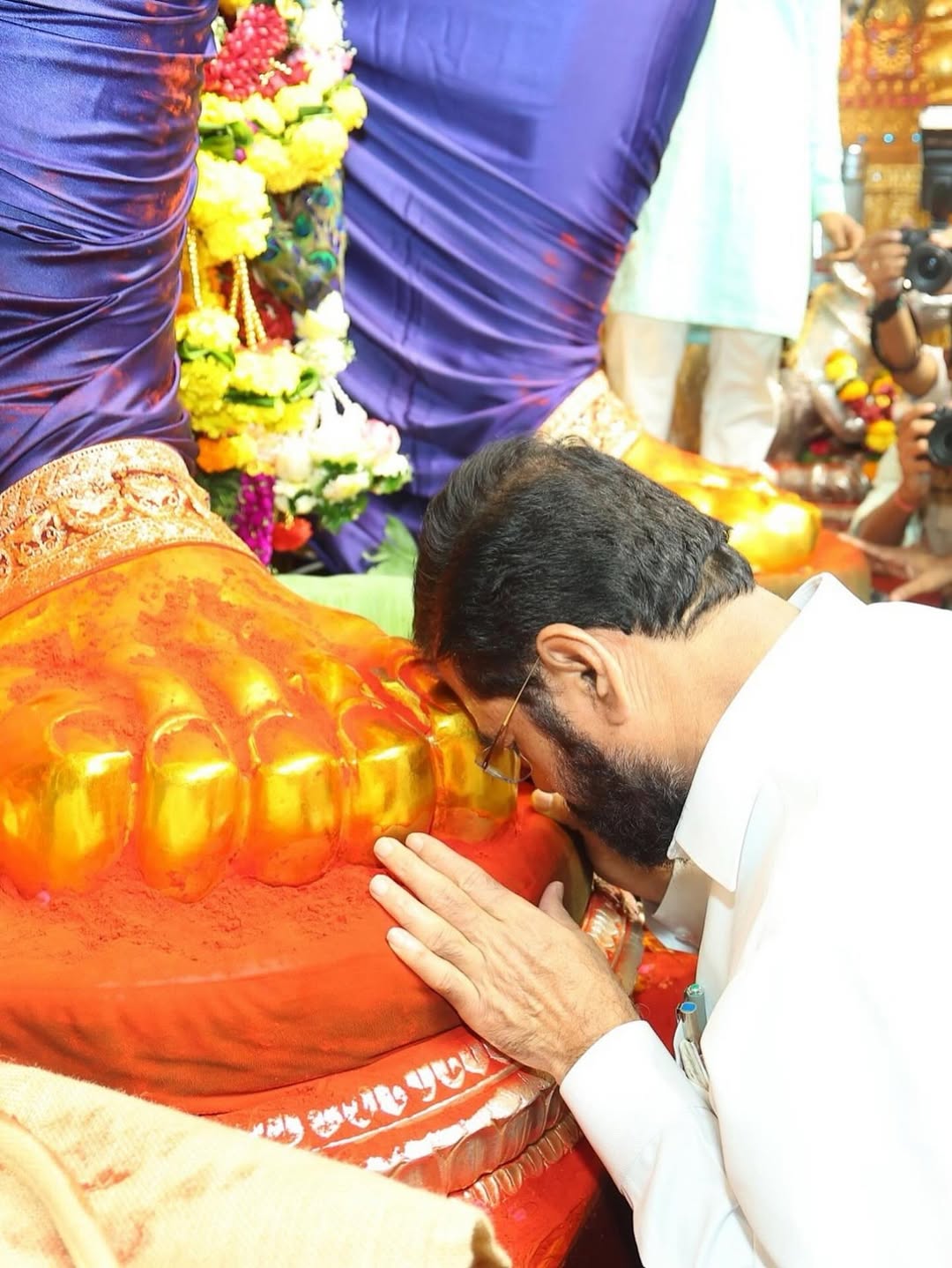 DCM Eknath shinde lalbaugcha raja darshan with family