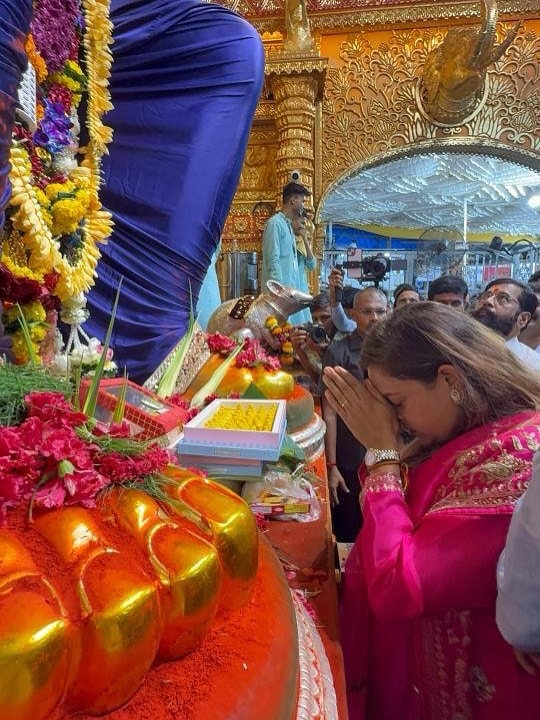 DCM Eknath shinde lalbaugcha raja darshan with family