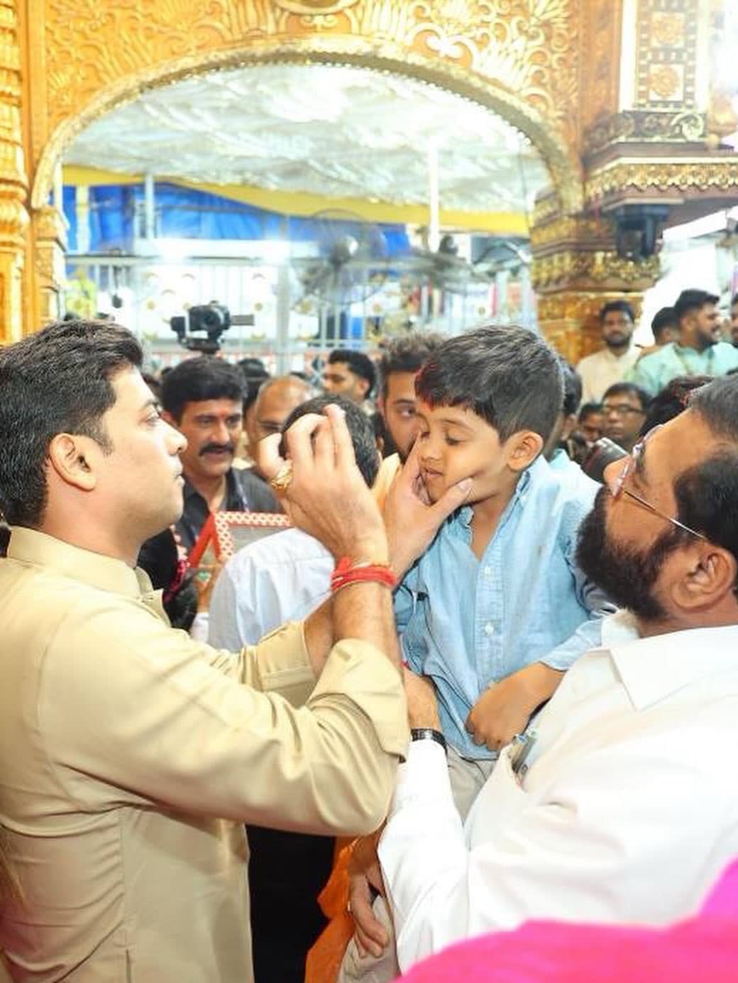 DCM Eknath shinde lalbaugcha raja darshan with family
