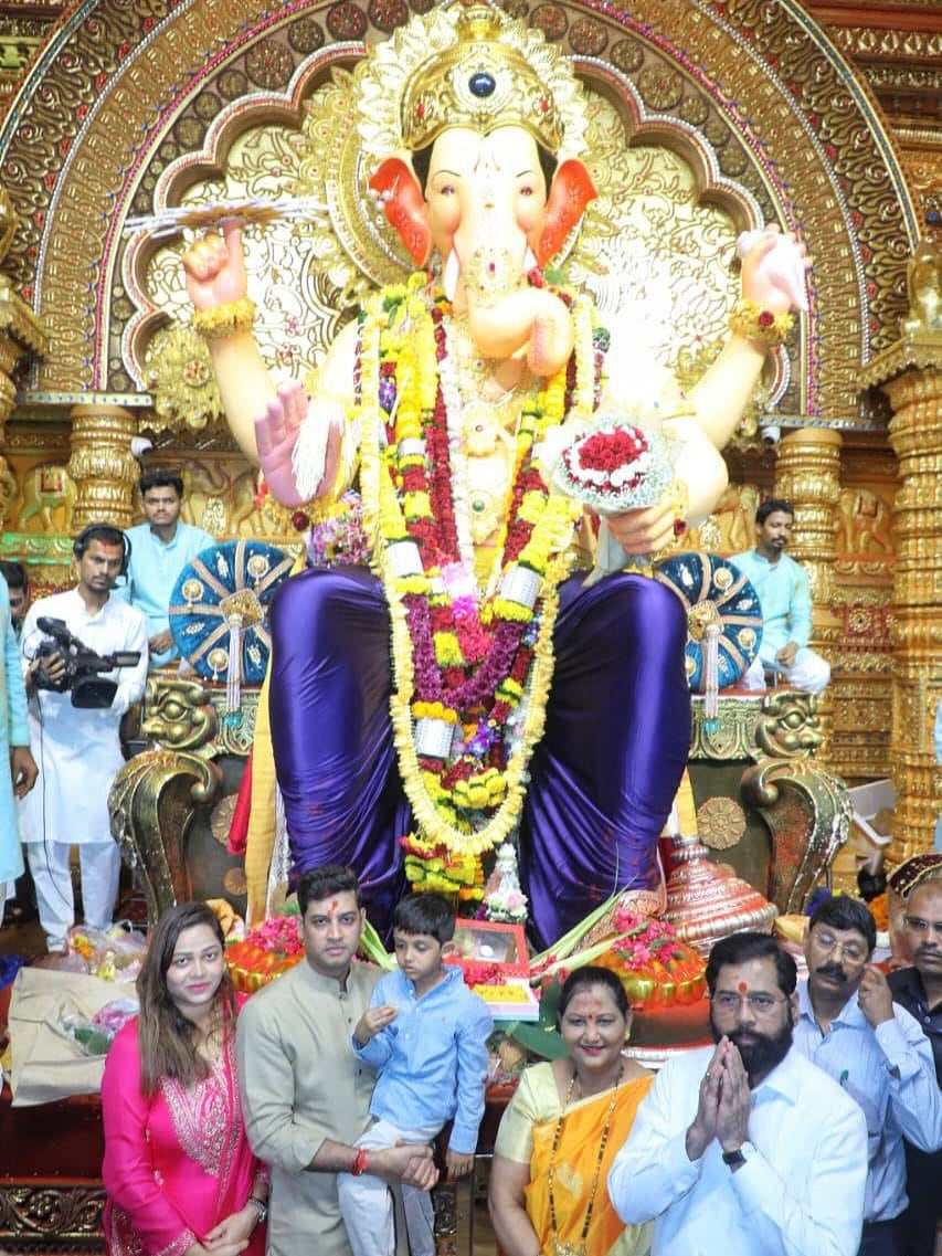 DCM Eknath shinde lalbaugcha raja darshan with family