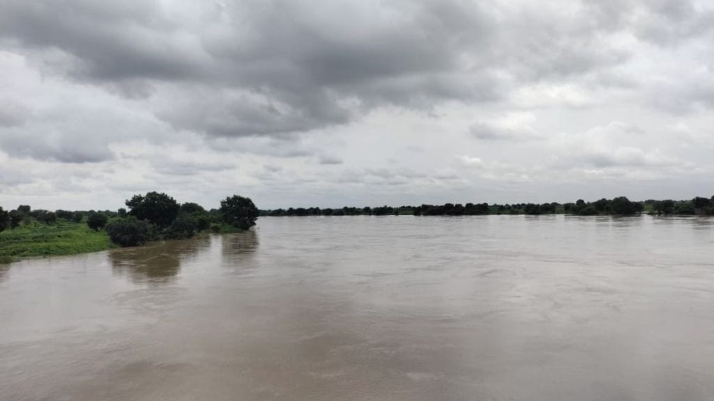 Godavari river floods Parbhani villages Maharashtra Heavy rainfall dam water release weather update