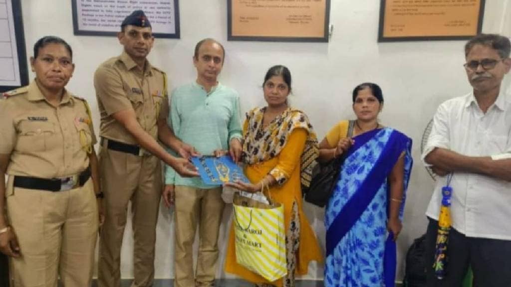 Gold ornaments returned from Ulhasnagar woman