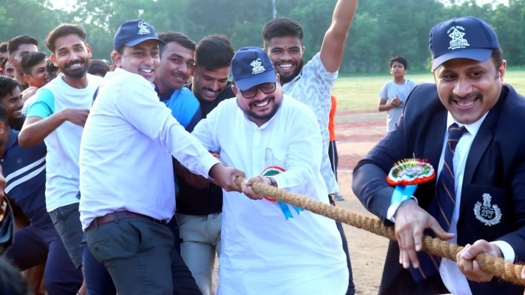 minister Gulabrao Patil joins rope pulling match Jalgaon police sports event