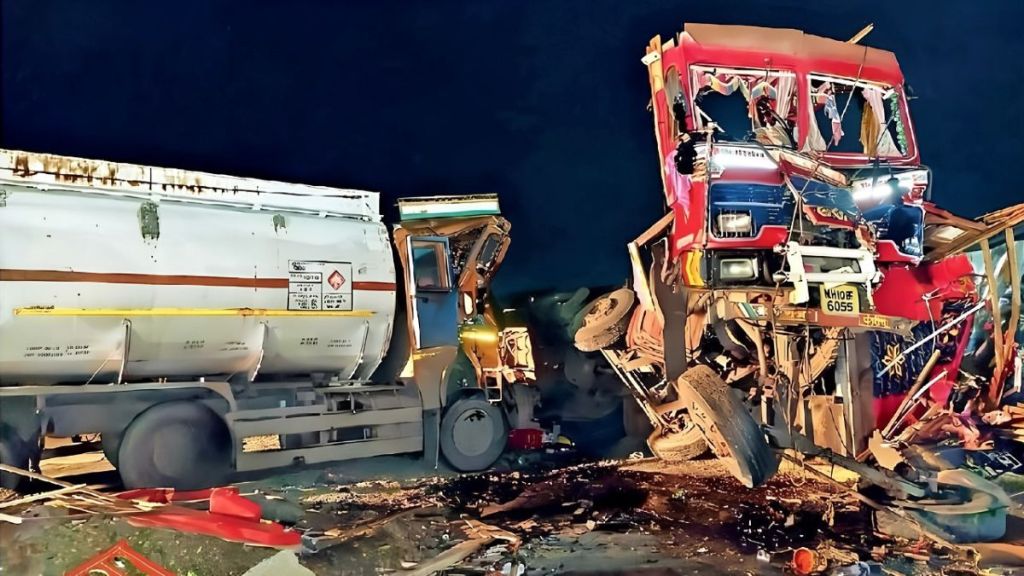 jalgaon outer ring road another major accident near paladhi village two drivers injured