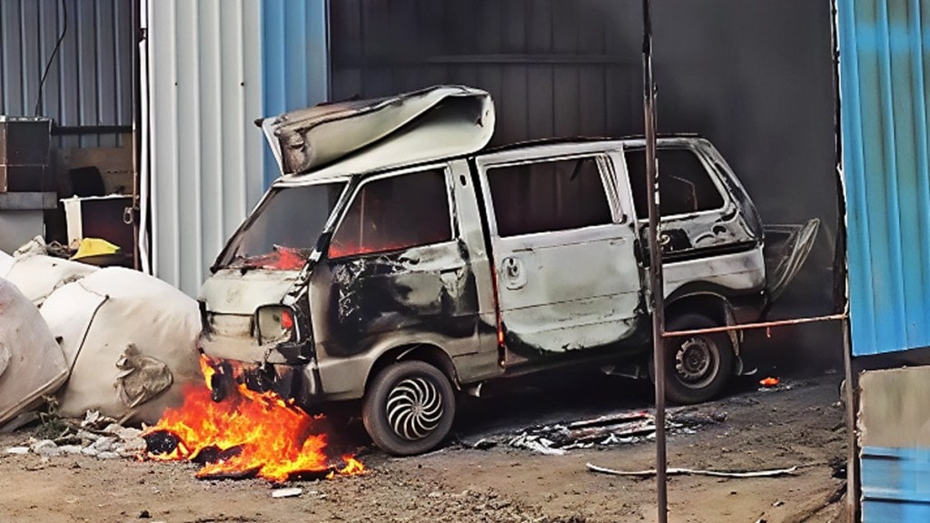 Jalgaon jammer illegal domestic gas refilling in car leads to fire