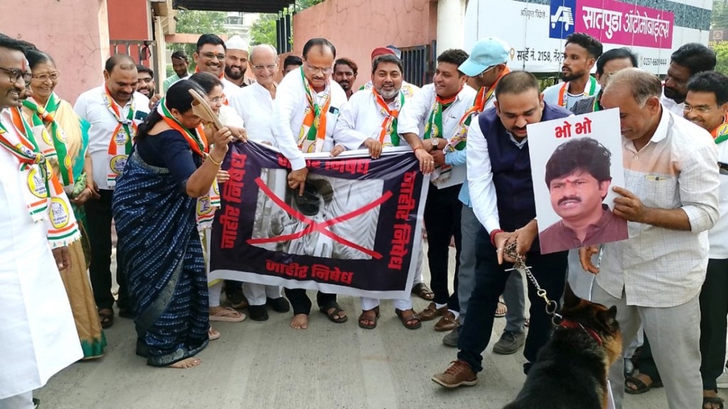 Jalgaon ncp Protest Against gopichand Padalkar