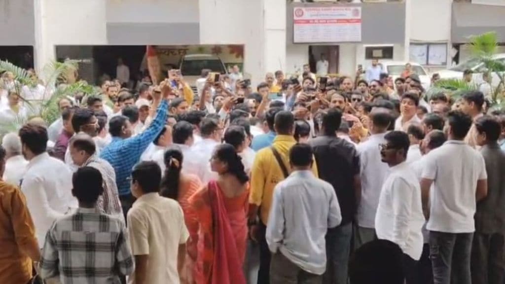 पालिका आवारात सुनावणीसाठी हजर असलेले नागरिक. (छायाचित्र:लोकसत्ता टीम) 

