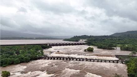 pune heavy rains disrupt life schools closed traffic jam update