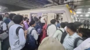 Local train suddenly stopped at Thane railway station