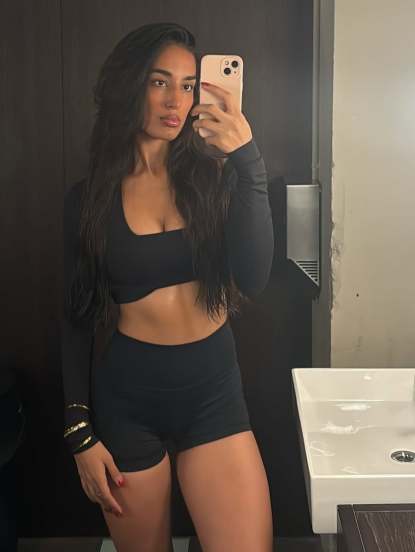 Mahieka Sharma hot photo