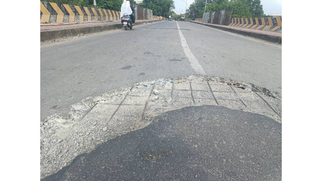 Dangerous situation on Mankapur flyover