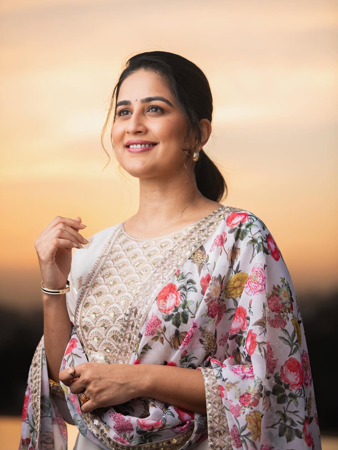 Marathi Actress White Saree Look Navratri 2025