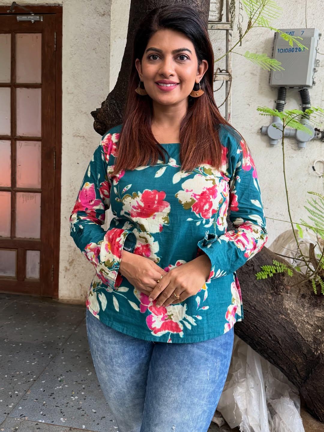 Marathi actress dhanshri kadgaonkar mumbai beach photoshoot
