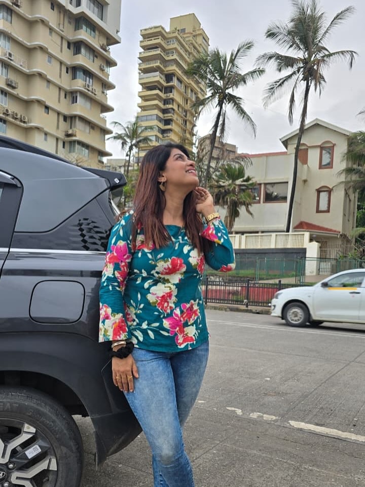 Marathi actress dhanshri kadgaonkar mumbai beach photoshoot