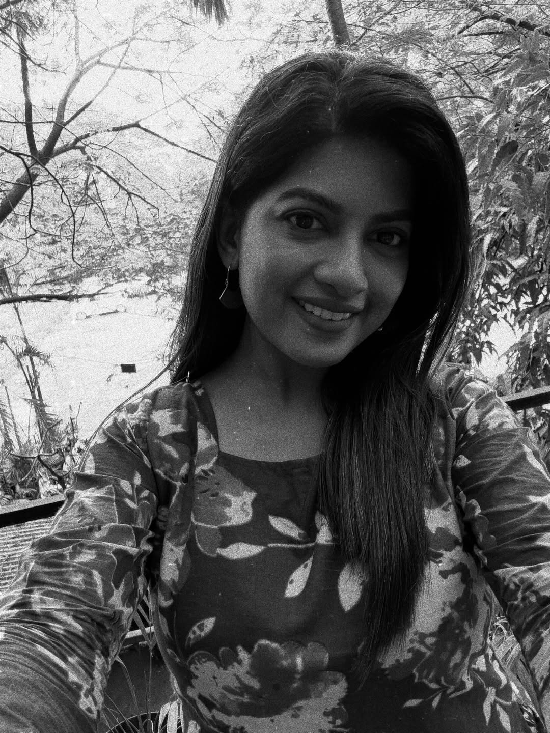 Marathi actress dhanshri kadgaonkar mumbai beach photoshoot
