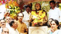 मीनाताई ठाकरेंच्या पुतळ्यावर रंग फेकल्याच्या घटनेमुळे दादरमध्ये तणाव; खासदार देसाई म्हणाले, “त्या भेकडांना…”