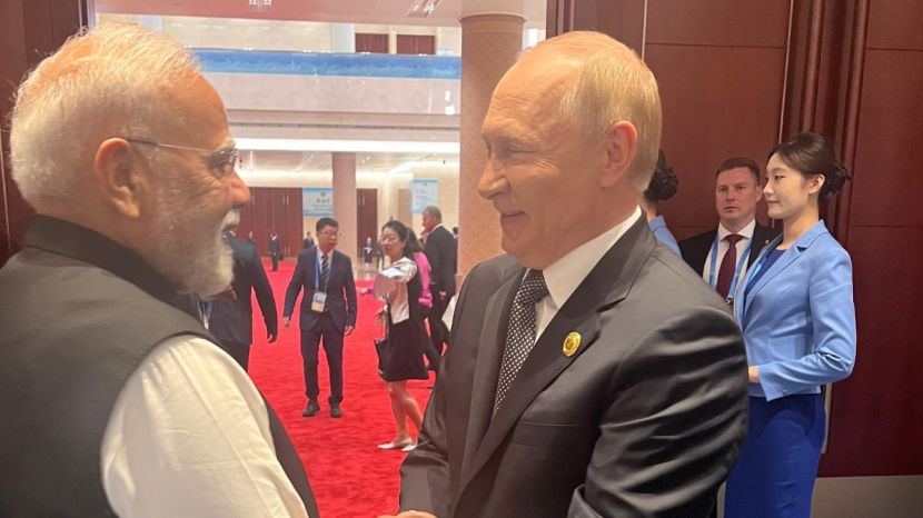 pm modi hugs putin