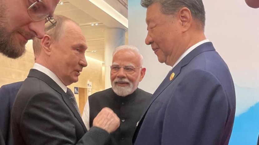 pm modi hugs putin