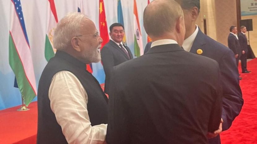pm modi hugs putin