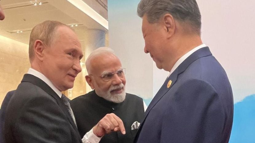 pm modi hugs putin