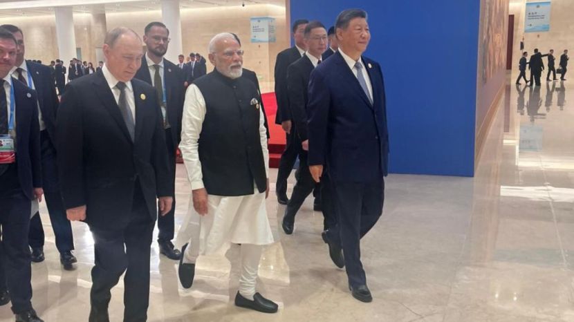 pm modi hugs putin