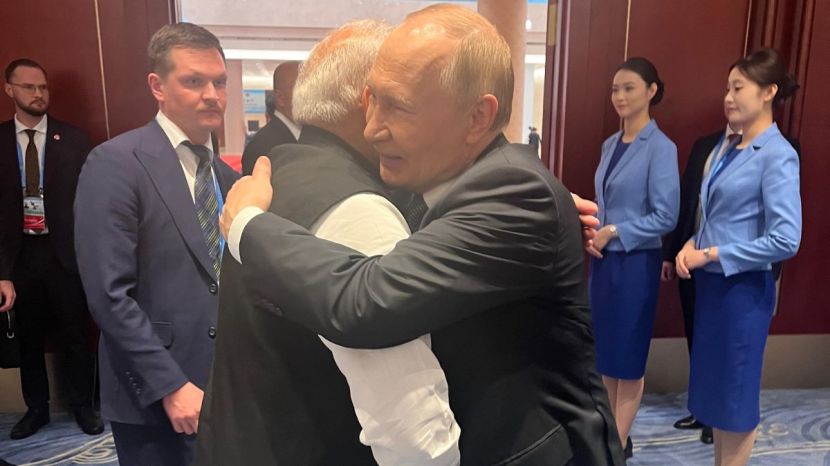 pm modi hugs putin