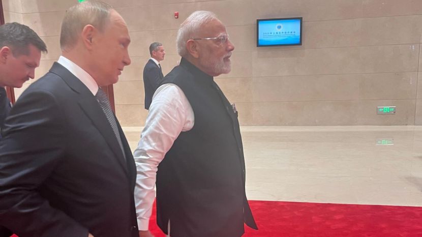 pm modi hugs putin