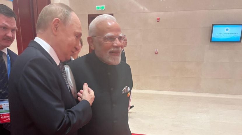 pm modi hugs putin