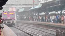 Mumbai Local Train: लोकल सेवा विस्कळीत, काही रेल्वे स्थानकांदरम्यान पाणी साचले