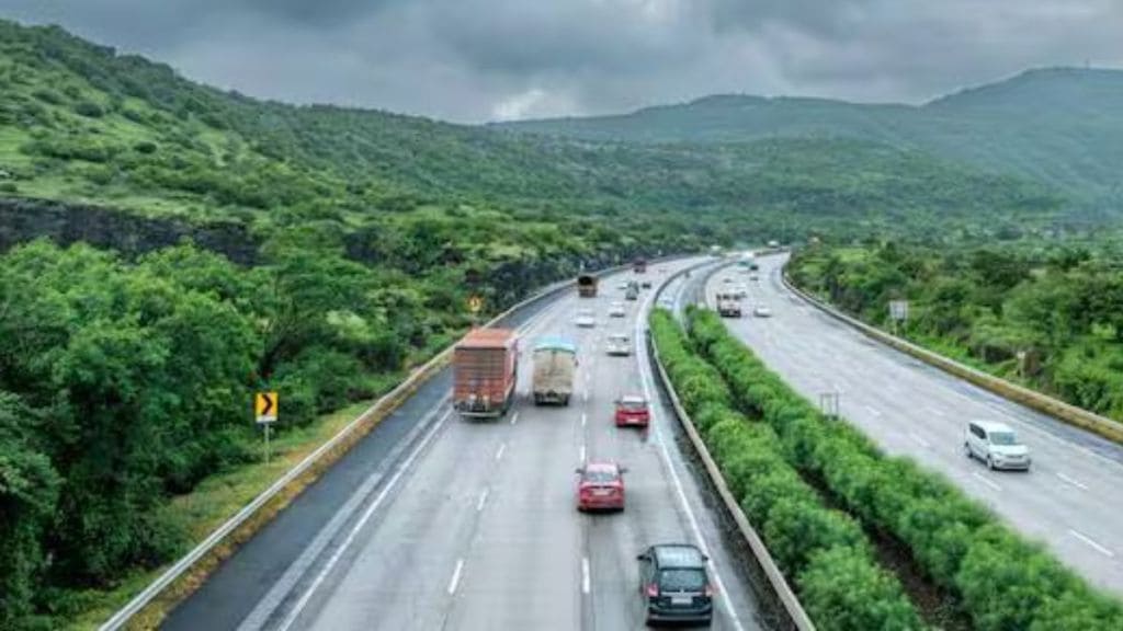 Mumbai Pune Expressway closed for one hour afternoon due to Bridge line maintenance Traffic diverted
